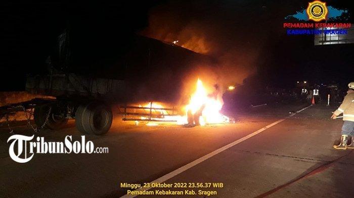Nissan X-Trail Terbakar Usai Tabrak Truk Gandeng di Ruas tol Ngawi-Solo, Begini Nasib Pengemudinya
